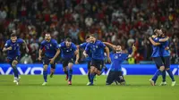 Para pemain Italia melakukan selebrasi usai memenangkan pertandingan semifinal Euro 2020 melawan Spanyol di Stadion Wembley, London, Inggris, Rabu (7/7/2021). Italia mengalahkan Spanyol 4-2 lewat adu penalti setelah laga imbang 1-1 selama 120 menit. (Carl Recine/Pool Photo via AP)