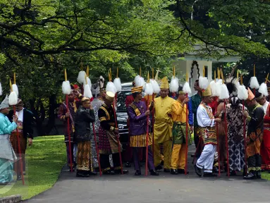 Sejumlah personel Paspamres mengenakan pakaian adat daerah di kawasan Istana Bogor, Rabu (1/3). Hal ini terkait upacara penyambutan kadatangan Raja Arab Saudi Salman bin Abdulaziz. (Liputan6.com/Helmi Fithriansyah)