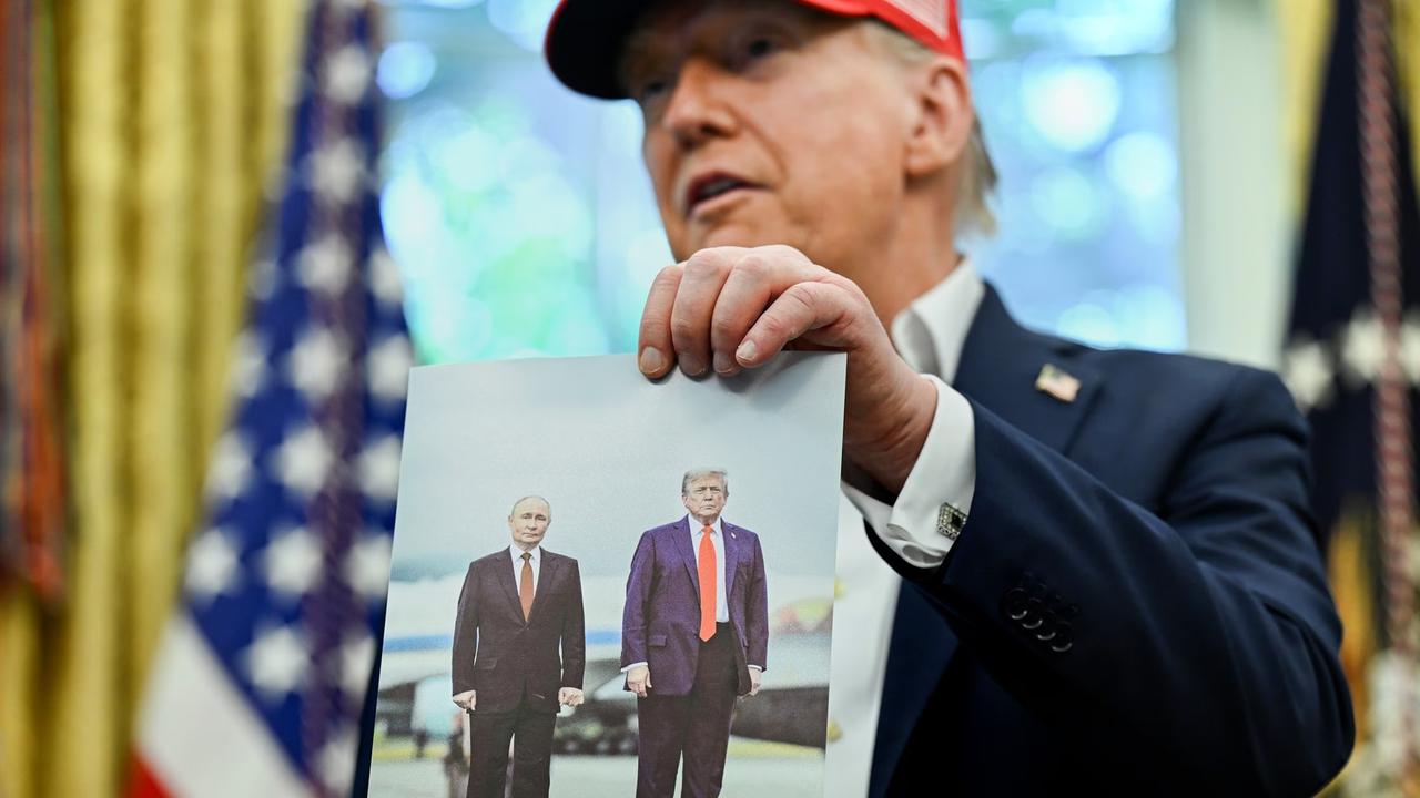 Trump Pamer Foto yang Dikirim Putin Saat di Alaska, Puji Setinggi Langit Sang Presiden Rusia