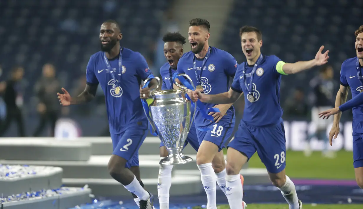 Para pemain Chelsea membawa trofi Liga Champions saat merayakan juara usai mengalahkan Manchester City pada babak final Liga Champions di Stadion Dragao di Porto, Portugal, Minggu (30/5/2021).  Chelsea menang tipis atas City dengan skor 1-0. (AP Photo/Manu Fernandez, Pool)