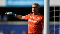 Pelatih MU, Jose Mourinho memberikan intruksi kepada rekan-rekanya saat menjadi kiper dalam sebuah pertandingan amal sepak bola untuk mengumpulkan dana bagi korban di Grenfell Tower di stadion Loftus Road QPR di London, (2/8). (Instagram/josemourinho54)