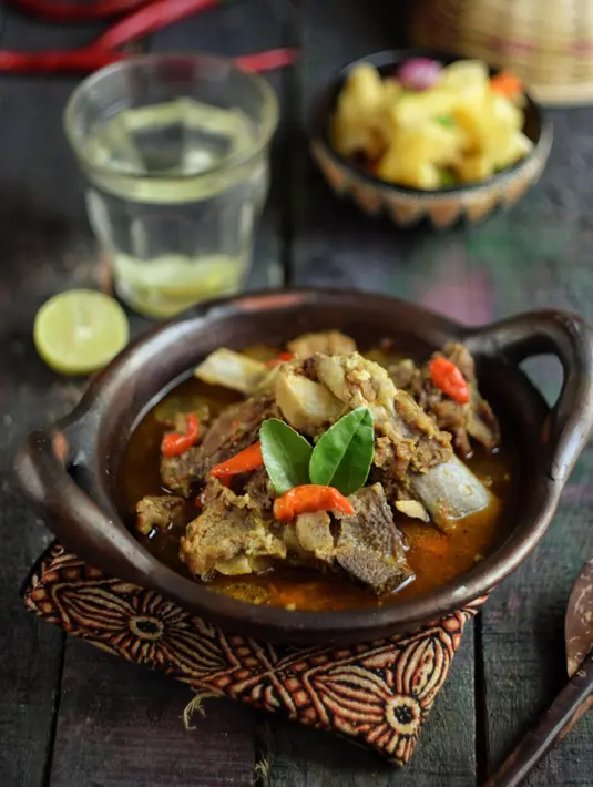 Tengkleng kambing tanpa santan bisa jadi pilihan tepat bagi yang ingin menikmati olahan daging kambing sedap dengan kuah yang lebih ringan. Rasanya gurih dan kaya rempah./Copyright shutterstock.com/g/RinaOkta