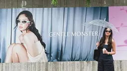 Selain menikmati keindahan alam, dirinya juga mengunjungi pusat kota Seoul. Tampil dengan kasual yang stylish sosoknya banyak menuai pujian dari para netizen. Dalam liburannya tersebut, bintang FTV ini tidak sendiri melainkan bersama banyak sahabatnya seperti aktris Yunita Siregar. (Liputan6.com/IG/@valeriastahlk)