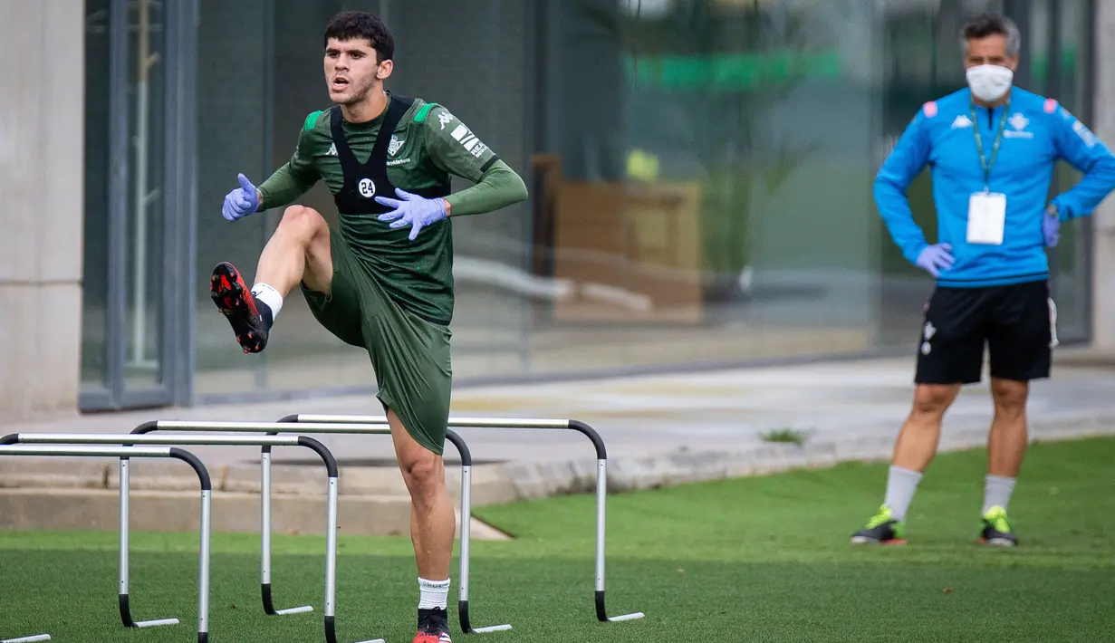 Pemain Real Betis, Carles Alena, ketika mengikut sesi latihan di Luis del Sol, Sevilla, Senin (11/5/2020). Sejumlah klub di Spanyol memulai latihan seiring rencana akan kembali bergulirnya kompetisi La Liga musim ini. (AFP/Real Betis/Fernando Ruso)