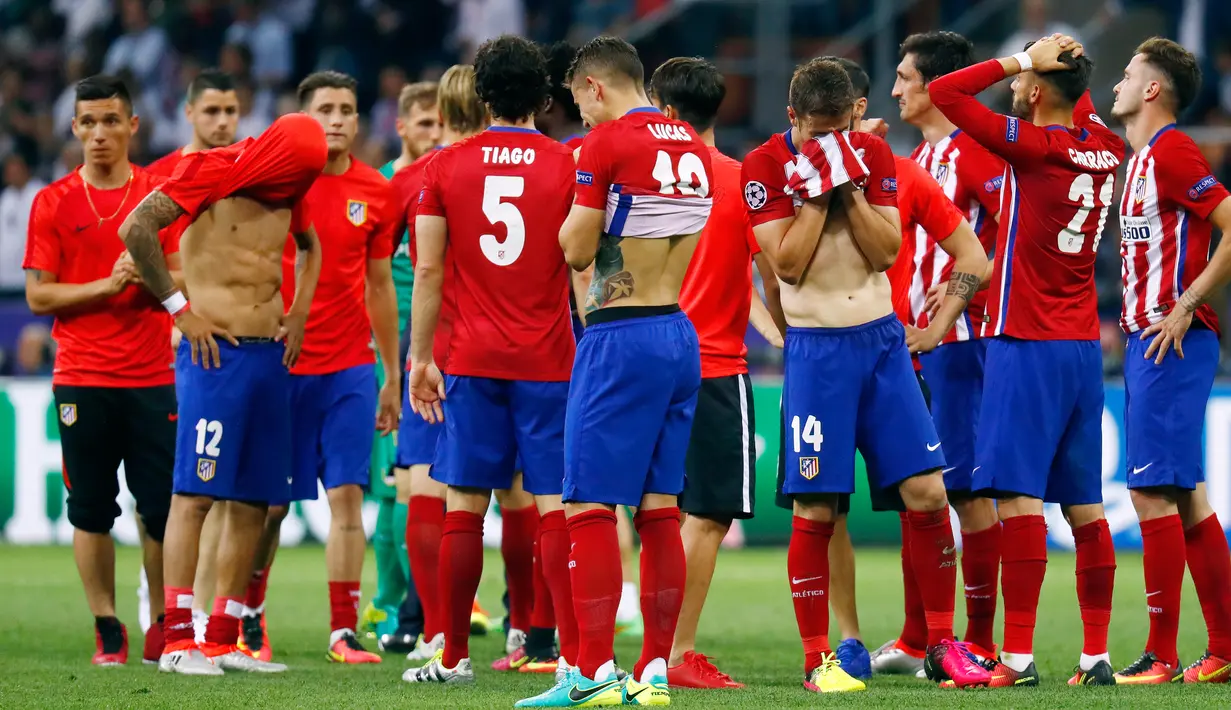 Para pemain Atletico Madrid terlihat kecewa usai gagal memenangkan Final Liga Champions 2015/2016 di Stadion San Siro, Milan, Minggu (29/5). Atletico harus mengubur mimpi mereka usai kalah lewat adu pinalti dengan Real Madrid. (Reuters / Kai Pfaffenbach)