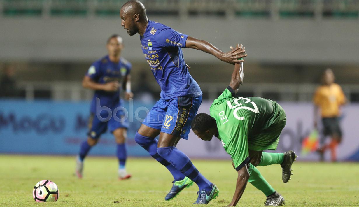 Aksi pemain Persib Bandung, Carlton Cole mengecoh lawannya  pada lanjutan Liga 1 2017 di Stadion Pakansari, Bogor, Sabtu (22/4/2017). Persib bermain imbang 2-2 melawan PS TNI. (Bola.com/Nicklas Hanoatubun)