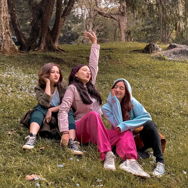 6 Potret Kebersamaan Dannia Salsabilla dan Gabriella Larasati saat Liburan, Bak Kembar