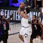 Guard Denver Nuggets Jamal Murray menembak bola di tengah kepungan pemain LA Clippers pada gim ketujuh semifinal Wilayah Barat play-off NBA di AdventHealth Arena, Selasa (15/9/2020) atau Rabu pagi WIB. (AFP/Douglas P. DeFelice)