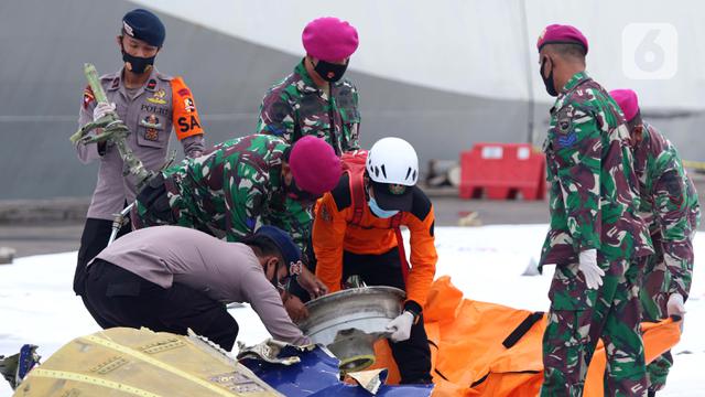 FOTO: Tim Selam Marinir TNI AL Evakuasi Serpihan Pesawat Sriwijaya Air SJ 182