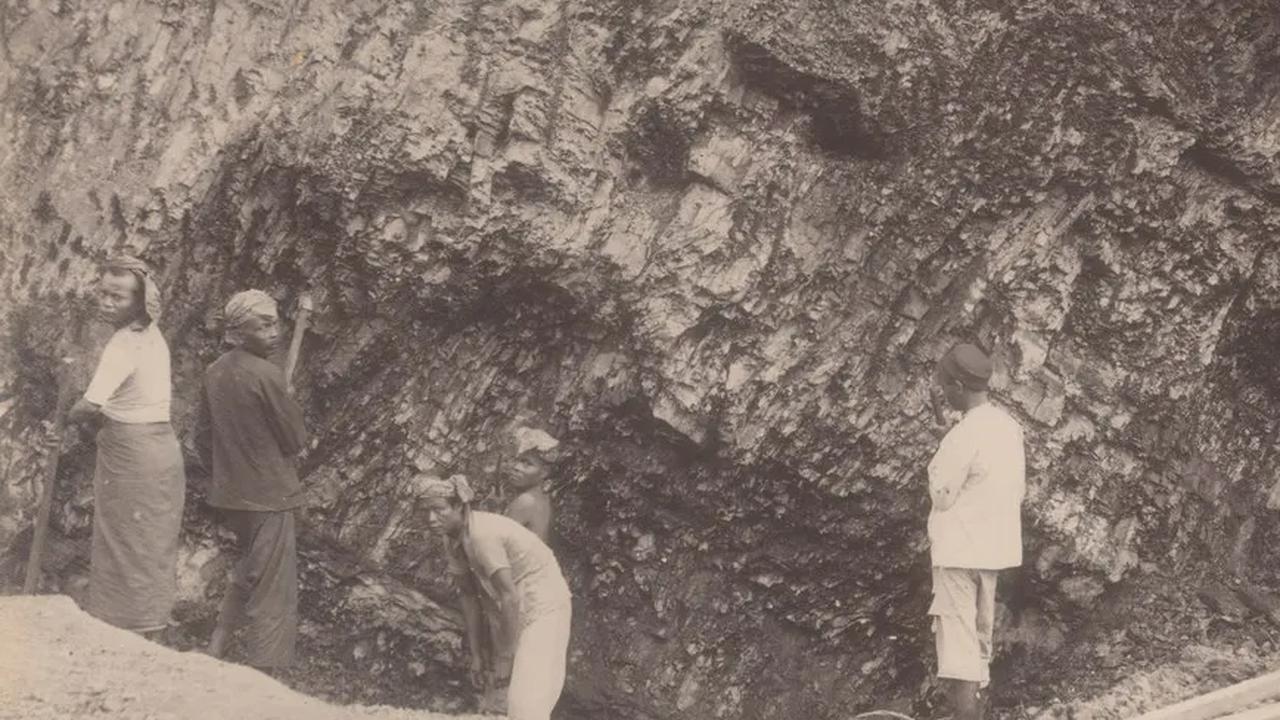 4. Sejarah tambang batu bara Ombilin Sawahlunto dimulai dari penemuan batu bara di daerah tersebut oleh Willem Hendrik de Greve, seorang ahli geologi Belanda, pada tahun 1872.
