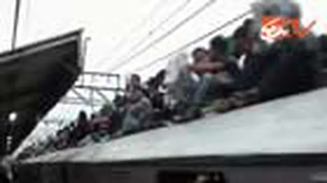 Kabel Diturunkan, Penumpang Tetap Duduk di Atap