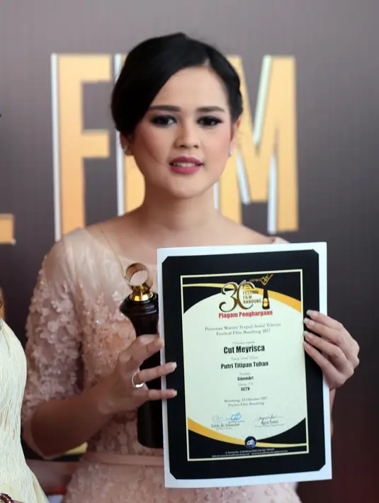 Wanita berdarah Aceh ini sangat menyadari bahwa keberhasilannya ini tak lepas dari tangan-tangan orang hebat yang selalu membantunya. Terutama sang sutradara yang terus membimbingnya dalam berakting. (Deki Prayoga/Bintang.com)