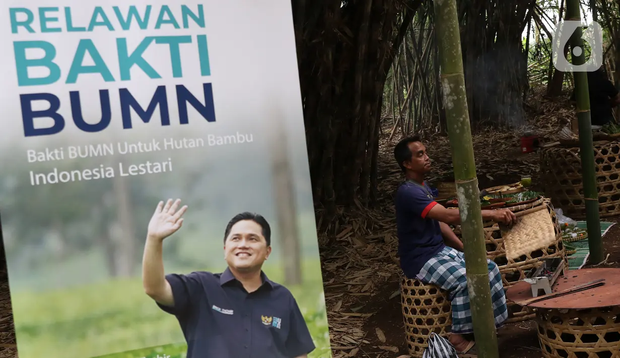 Penduduk Desa Panglipuran menjajakan kudapan khas di Pasar Pelipur Lara, kawasan hutan bambu, Desa Penglipuran di Kabupaten Bangli, Bali, Rabu (16/8/2023). (Liputan6.com/Helmi Fithriansyah)