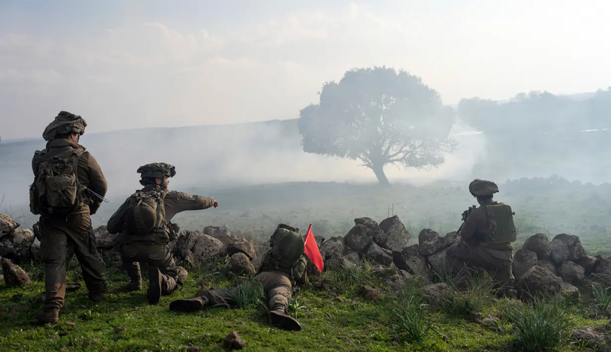 Pasukan cadangan tempur dan tank Israel mengambil bagian dalam latihan di front Lebanon di Dataran Tinggi Golan yang dikuasai Israel, Kamis (4/1/2024). (AP Photo/Ohad Zwigenberg)