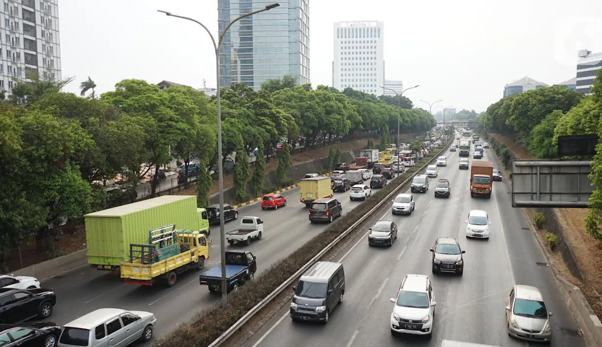 Kendaraan melintasi Tol JORR di kawasan Jakarta Selatan, Selasa (8/10/2019). Kepala Badan Pengatur Jalan Tol (BPJT) Kementerian PUPR Danang Parikesit menegaskan ada 21 ruas tol yang akan mengalami kenaikan tarif. (Liputan6.com/Immanuel Antonius)