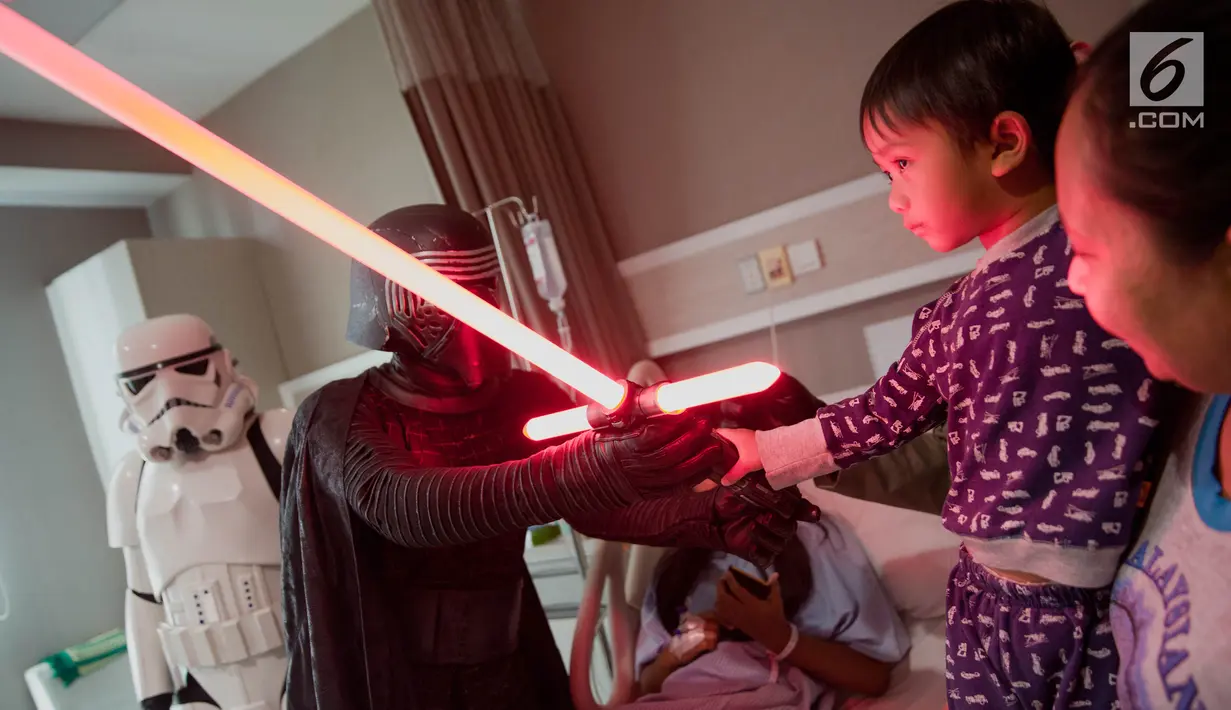 Sejumlah karakter film Star Wars menghibur pasien di Siloam Hospitals TB Simatupang, Jakarta Selatan, Sabtu (6/4). Kehadiran karakter Star Wars ini untuk menghibur para pasien, khususnya anak-anak di rumah sakit tersebut. (Liputan6.com/Faizal Fanani)