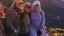 Ia memadukannya dengan baseball cap putih, sarung tangan outdoor, serta backpack merah yang membuat tampilannya terlihat aktif sekaligus fashionable. [@lunamaya].