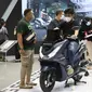 Pengunjung IIMS 2022 menjajal produk sepeda motor Honda. (AHM)