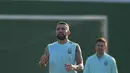 Bek Argentina, Nicolas Otamendi mengontrol bola saat sesi latihan jelang pertandingan final Copa America melawan Brasil di Rio de Janeiro, Brasil, Jumat (9/10/2021).  Argentina dan Brasil akan bertanding untuk memperebutkan gelar juara Copa America 2021 di stadion Maracana. (AFP Photo/Carl De Souza)