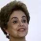 Presiden Brasil Dilma Rousseff saat mendatangi acara di Istana Planalto, Brasil, (13/4). Dilma Rousseff merupakan Presiden Brasil yang saat ini sedang menerima banyak penolakan dari warga Brasil untuk memimpin Brasil. (REUTERS / Ueslei Marcelino)