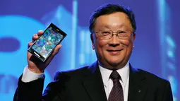 Chief Executive BlackBerry, John Chen, memegang smartphone Blackberry Z3 saat acara peluncuran di Jakarta, 13 Mei 2014. (REUTERS/Beawiharta)
