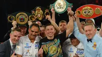 Gennady Golovkin (tengah berkaus hitam) merayakan kemenangan KO atas Dominic Wade dalam laga perebutan titel kelas menengah di The Forum, California, AS, Minggu (24/4/2016) WIB. (USA TODAY Sports via Reuters/Jayne Kamin-Oncea)