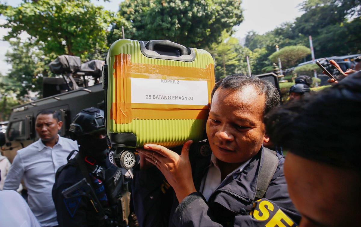 Barang Bukti Penggeledahan Rumah Mewah Sentul Dibawa ke Polda Metro Jaya