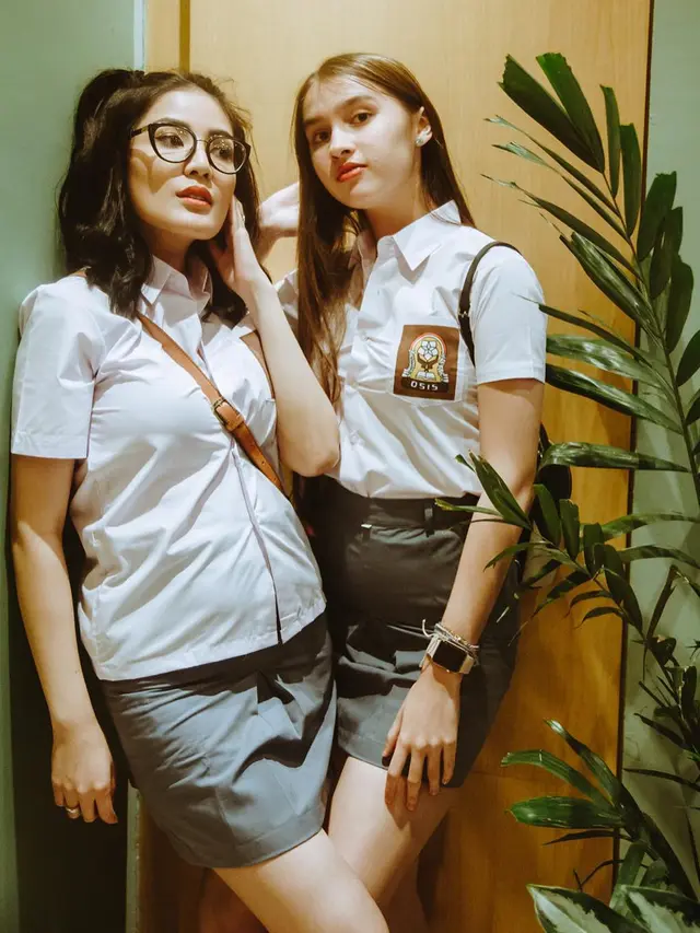 Tampil Makin Muda, Ini 7 Potret Nindy Ayunda Berkacamata yang Bikin Pangling