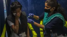 Reaksi gadis sekolah saat disuntik vaksin COVID-19 di pusat vaksinasi di Mumbai, Senin (3/1/2022). India mulai memvaksinasi remaja usia 15 hingga 18 tahun saat banyak negara bagian memberlakukan pembatasan ketat untuk menahan lonjakan infeksi yang dipicu oleh varian omicron. (AP Photo/Rafiq Maqbool)