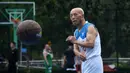 Li Chunfu (92) bermain bola basket di Jinan, Provinsi Shandong, China, Rabu (5/8/2020). Sebagai anggota tertua Tim Bola Basket Lansia Jinan yang didirikan pada 2012, Li Chunfu telah bermain bola basket dalam rutinitas hariannya sejak 1949. (Xinhua/Wang Kai)