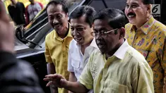 Senyuman Setya Novanto saat tiba untuk menghadiri peresmian pembangunan Gedung Panca Bakti DPP Golkar di Jakarta, Minggu (12/11). Mulai Jumat 10 November 2017, Setya Novanto kembali berstatus tersangka. (Liputan6.com/Faizal Fanani)