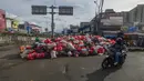 Penutupan dikarenakan adanya proses perbaikan dan penataan konstruksi timbunan sampah agar lebih aman dan tertata. Tampak dalam foto, warga dan pengendara motor melintas di dekat tumpukan sampah diletakkan pada salah sisi satu ruas jalan di kawasan Pasar Manggis, Ciputat, Tangerang Selatan, Senin (15/12/2025). (merdeka.com/Arie Basuki)