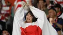 Fans wanita mengenakan kostum bergambar bendera Jepang bersorak sebelum pertandingan melawan Rusia pada pembukaan Rugby World Cup Pool A  di Stadion Tokyo (20/9/201). Rugby World Cup diselenggarakan dari 20 September hingga 2 November 2019. (AP Photo/Jae Hong)