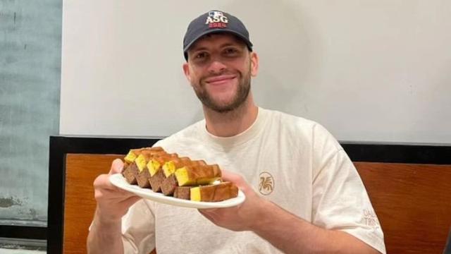 Maarten Paes Kunjungi Restoran Bali di Amerika, Promosikan Makanan Indonesia dari Rendang sampai Lapis Surabaya