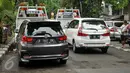 Dua mobil pribadi yang parkir liar diderek petugas Dishub DKI di kawasan Pasar Baru, Jakarta, Senin (27/6). Penertiban rutin ini dilakukan untuk menciptakan kawasan yang tertib serta nyaman. (Liputan6.com/Gempur M Surya)