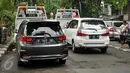 Dua mobil pribadi yang parkir liar diderek petugas Dishub DKI di kawasan Pasar Baru, Jakarta, Senin (27/6). Penertiban rutin ini dilakukan untuk menciptakan kawasan yang tertib serta nyaman. (Liputan6.com/Gempur M Surya)