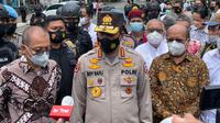 Kepala Badan Nasional Penanggulangan Terorisme (BNPT) Komjen Boy Rafli saat mengunjungo lokasi ledakan di Gerejal Katedral Makassar. (Liputan6.com/Fauzan)