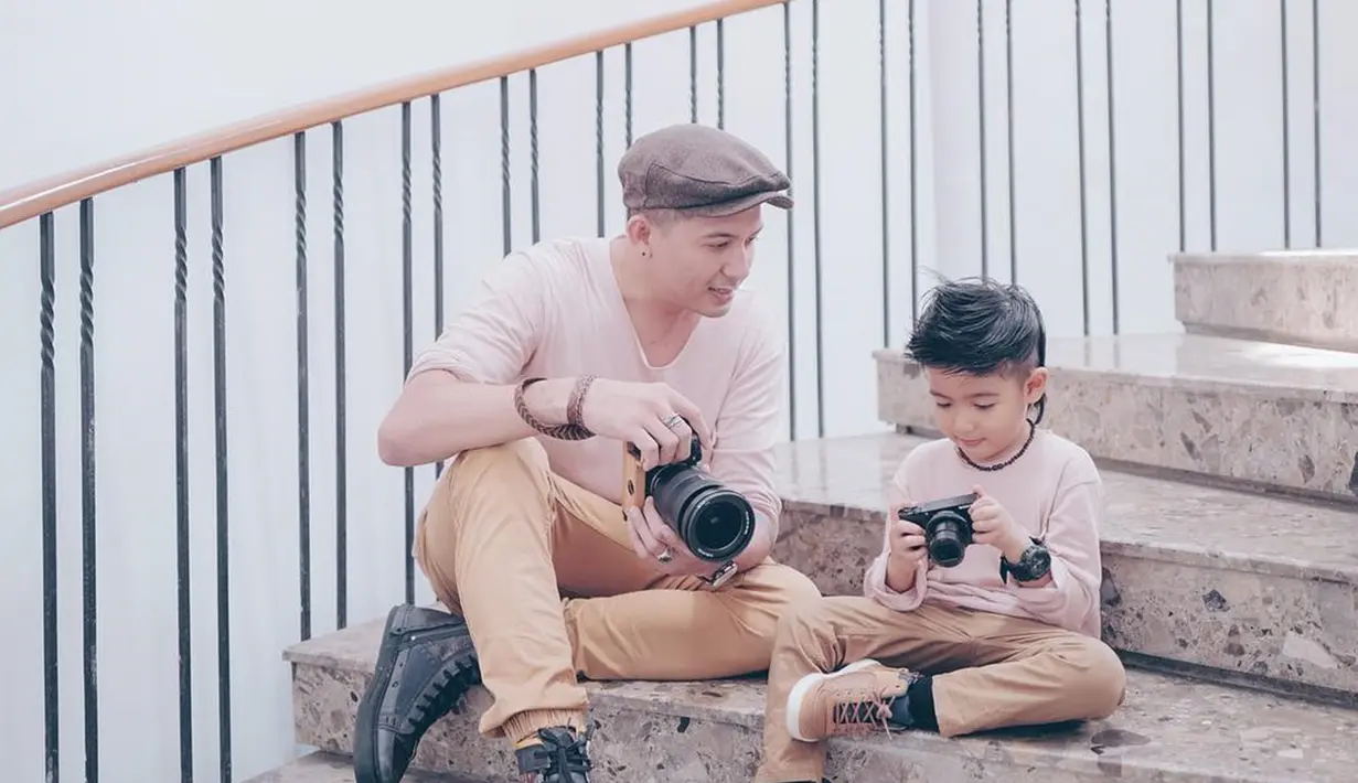 Keduanya kerap tampil dengan busana dan gaya yang sama. Liat aja deh gaya foto mereka ini. Mau pergi hunting foto dimana? (Liputan6.com/IG/@mrssharena)