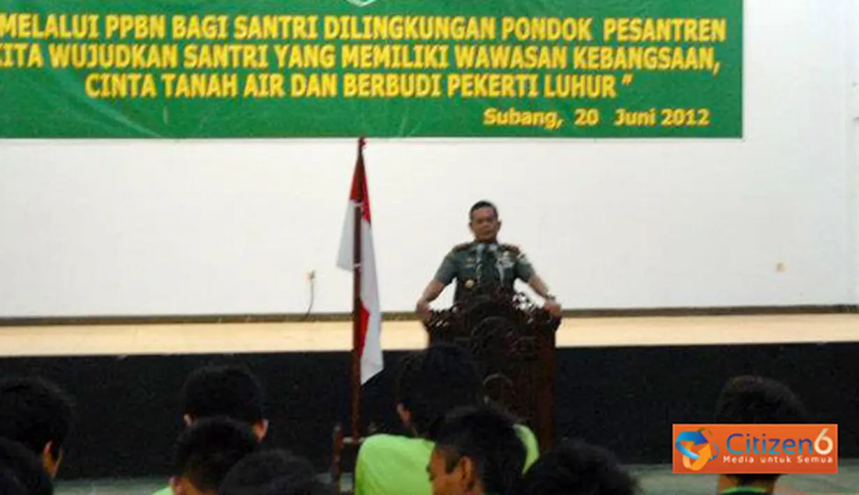 Citizen6, Subang: Pangdam III / Siliwangi Mayjen TNI Sonny Widjaja membuka PPBN bagi para santri di Pondok Pesantren Asyifa Al - Khoeriyah, Jalan Cagak, Kabupaten Subang, Rabu (20/6). (Pengirim: Pendam).