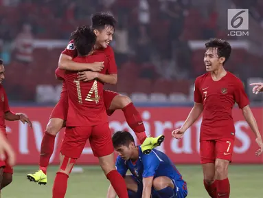 Pemain Timnas Indonesia U-19 merayakan gol yang dicetak Witan Sulaeman ke gawang Chinnese Taipei saat laga penyisihan Grup A Piala AFC U-19 2018 di Stadion GBK, Jakarta, Kamis (18/10). Indonesia unggul 3-1. (Liputan6.com/Helmi Fithriansyah)