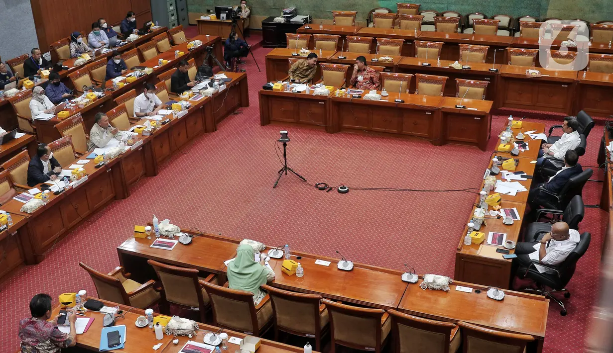 Suasana rapat kerja Menteri Energi dan Sumber Daya Mineral Arifin Tasrif dan Direktur Utama PT PLN (Persero) Darmawan Prasodjo dengan Komisi VII DPR di Kompleks Parlemen, Senayan, Jakarta, Selasa (9/8/2022). Rapat membahas progres realisasi entitas khusus batu bara serta strategi dan kebijakan pemenuhan Domestic Market Obligation (DMO) batu bara untuk PT PLN (Persero). (Liputan6.com/Angga Yuniar)