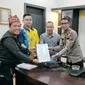 Ketua Kalteng Watch, Men Gumpul (rompi hitam) bersama Ketua Kelompok Tani Lewu Taheta Daryana (kemeja abu-abu) menyerahkan laporan ke Bidang Profesi dan Pengamanan Polda Kalimantan Tengah.