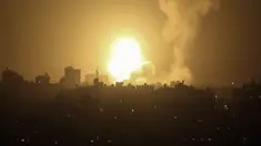 Sebuah ledakan terjadi akibat serangan udara Israel di pangkalan militer Hamas di kota Khan Younis, Jalur Gaza selatan, Selasa (19/4/2022). (AP Photo/Yousef Masoud)