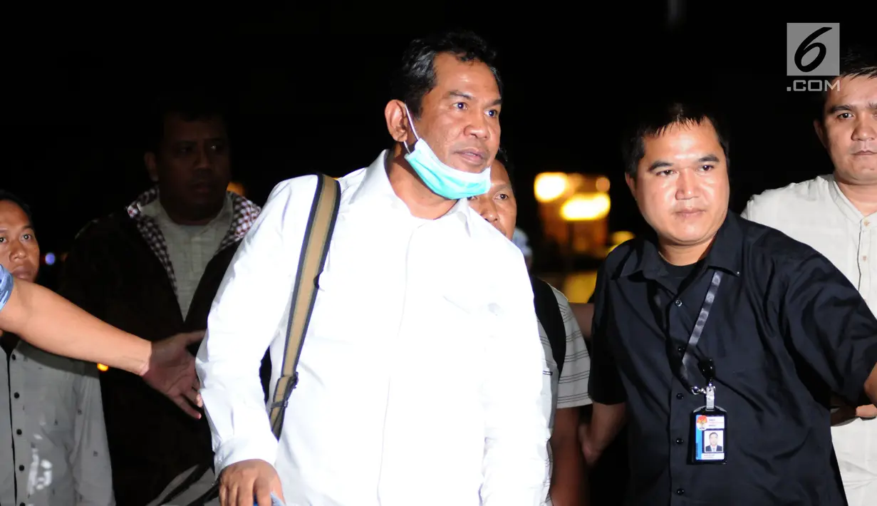 Bupati Hulu Sungai Tengah, Abdul Latif (kiri) dibawa masuk Gedung KPK, Jakarta, Kamis (4/1). Abdul Latif terkena OTT KPK terkait dugaan suap pembangunan rumah sakit daerah di Kabupaten Hulu Sungai Tengah, Kalsel. (Liputan6.com/Helmi Fithriansyah)