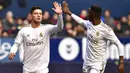 Pemain Real Madrid, Luka Jovic melakukan selebrasi bersama Vinicius Junior usai mencetak gol ke gawang Osasuna pada laga La Liga di Stadion El Sadar, Minggu (9/2/2020). Real Madrid menang 4-1 atas Osasuna. (AP/Alvaro Barrientos)