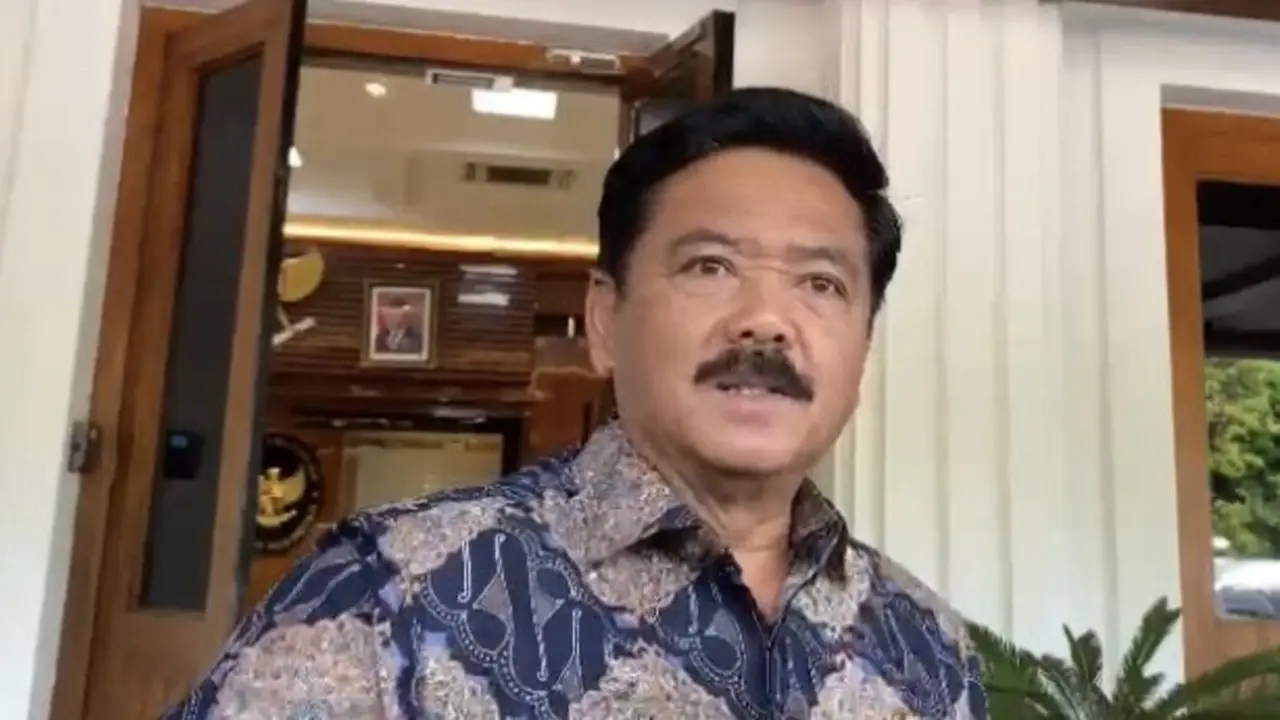 Menko Polhukam Hadi Tjahjanto di Kantor Kemenko Polhukam, Jakarta, Senin (27/5/2024) (Liputan6.com/Muhammad Radityo Priyasmoro)