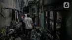 Warga mengecek kondisi rumah yang terbakar di Jalan Keagungan, RW 07, Kelurahan Keagungan, Kecamatan Taman Sari, Jakarta Barat, Rabu (3/1/2024). (Liputan6.com/Faizal Fanani)