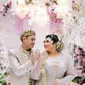 Berbeda dengan Salsha, selebgram dan content creator Clarissa Putri memilih kebaya adat Jawa saat melangsungkan akad nikah dengan kekasihnya, Pradipha. [@venemapictures].