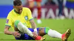 Penyerang Brasil, Neymar memegang pergelangan kakinya setelah cedera saat melawan Serbia pada  matchday 1 Grup G Piala Dunia 2022 di Stadion Lusail Iconic, Jumat (25/11/2022) dini hari WIB. Dilansir dari Mirror, bintang PSG itu dilanggar sebanyak sembilan kali sepanjang laga dan membuatnya tumbang. (Laurent Gillieron/Keystone via AP)