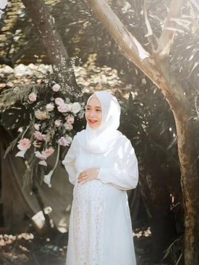 Wanita Ini Lakukan Maternity Shoot di Kandang Ayam, 6 Hasil Fotonya Bikin Takjub